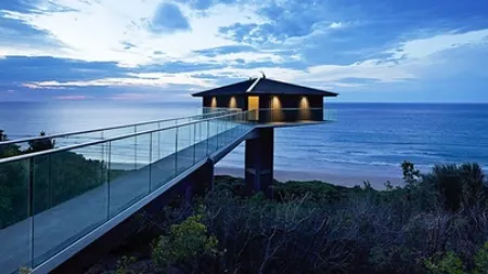 خانه ستونی (The Pole House)، معلق بر فراز اقیانوس