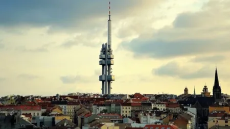 برج تلویزیون ژیژکوف؛ ترکیب مدرنیسم، نوآوری و هنر در قلب پراگ